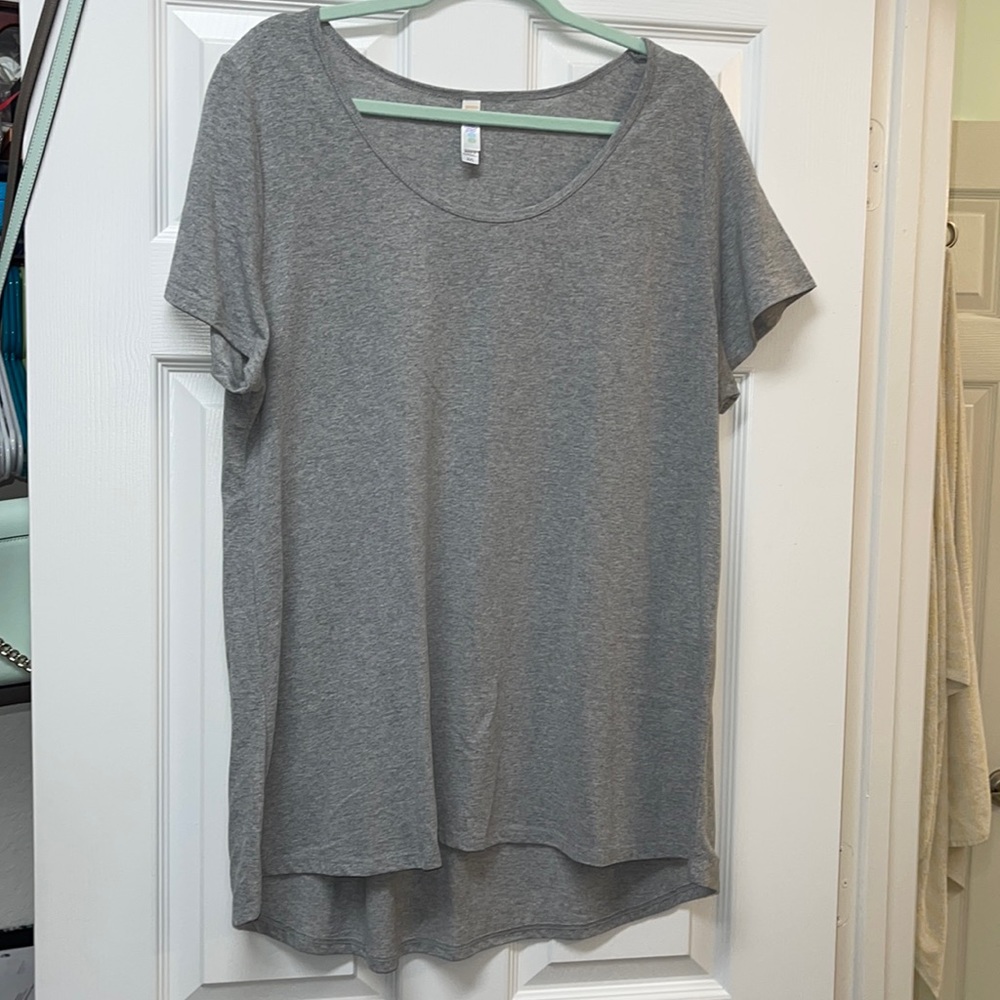 LuLaRoe 2x classic tee